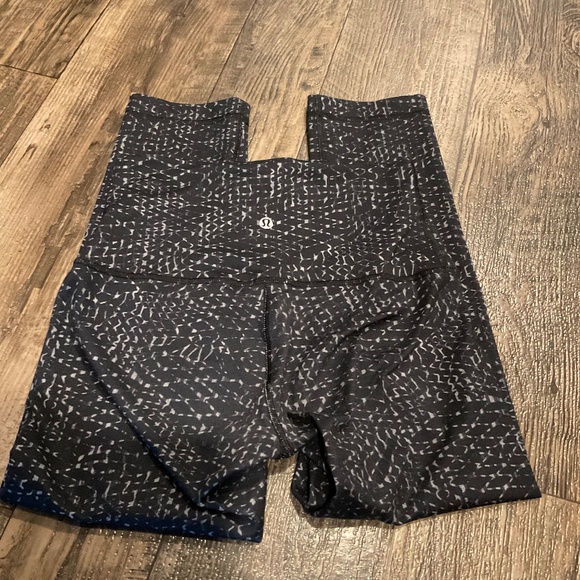 EUC, Lululemon Bundle, Swiftly Tech (4), Studio Black (6), Wunder Under Crop (6) - Picture 9 of 16